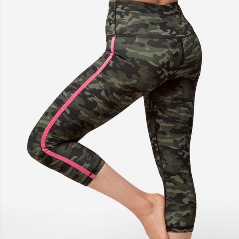 Ruby Ribbon Reversible Camo Cropped Pants Capri S… - image 2